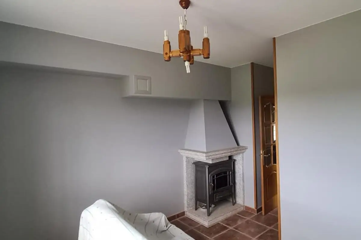 Pared con chimenea pintada gris